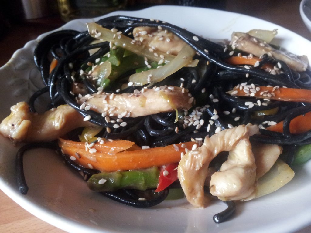 wok-de-verduras-con-espaguetis-tinta-de-calamar