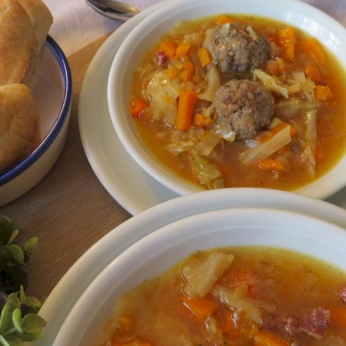 sopa de verduras con albóndigas