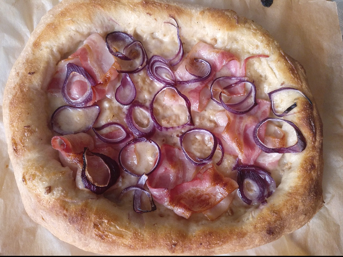 pizza-carbonara-con-bacon-y-cebolla