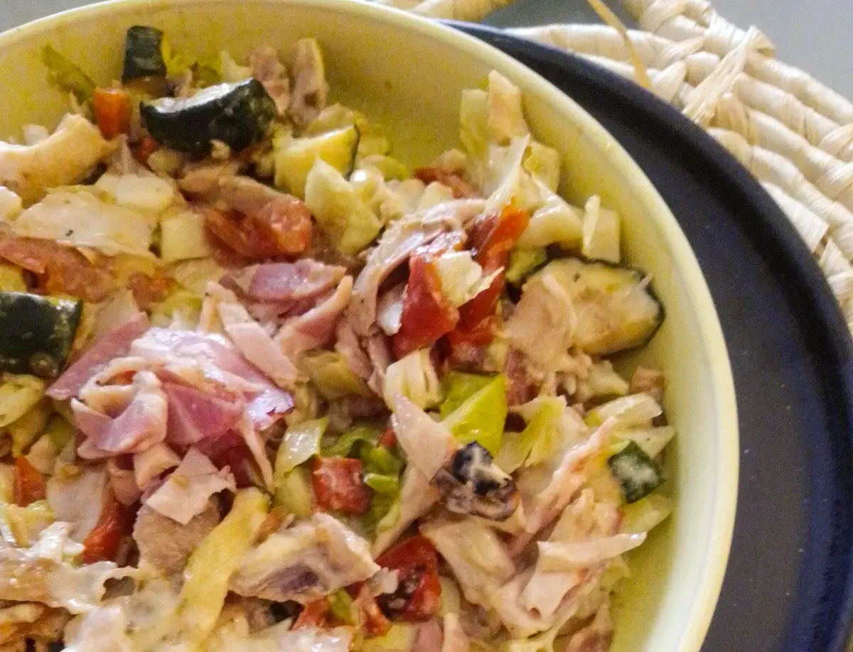 Ensalada en barbacoa con salsa alioli de ajo morado