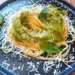 Espaguetis con salsa pesto de nueces