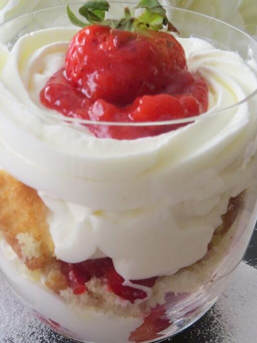 vaso-de-fresas-con-nata