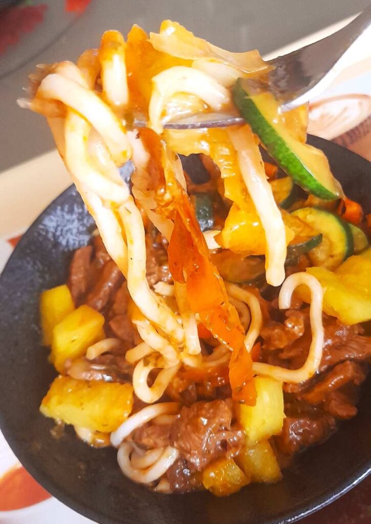 Noodles-con-ternera-y-piña