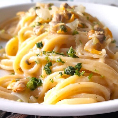 Espaguetis-con-berberechos-en-salsa-veloute