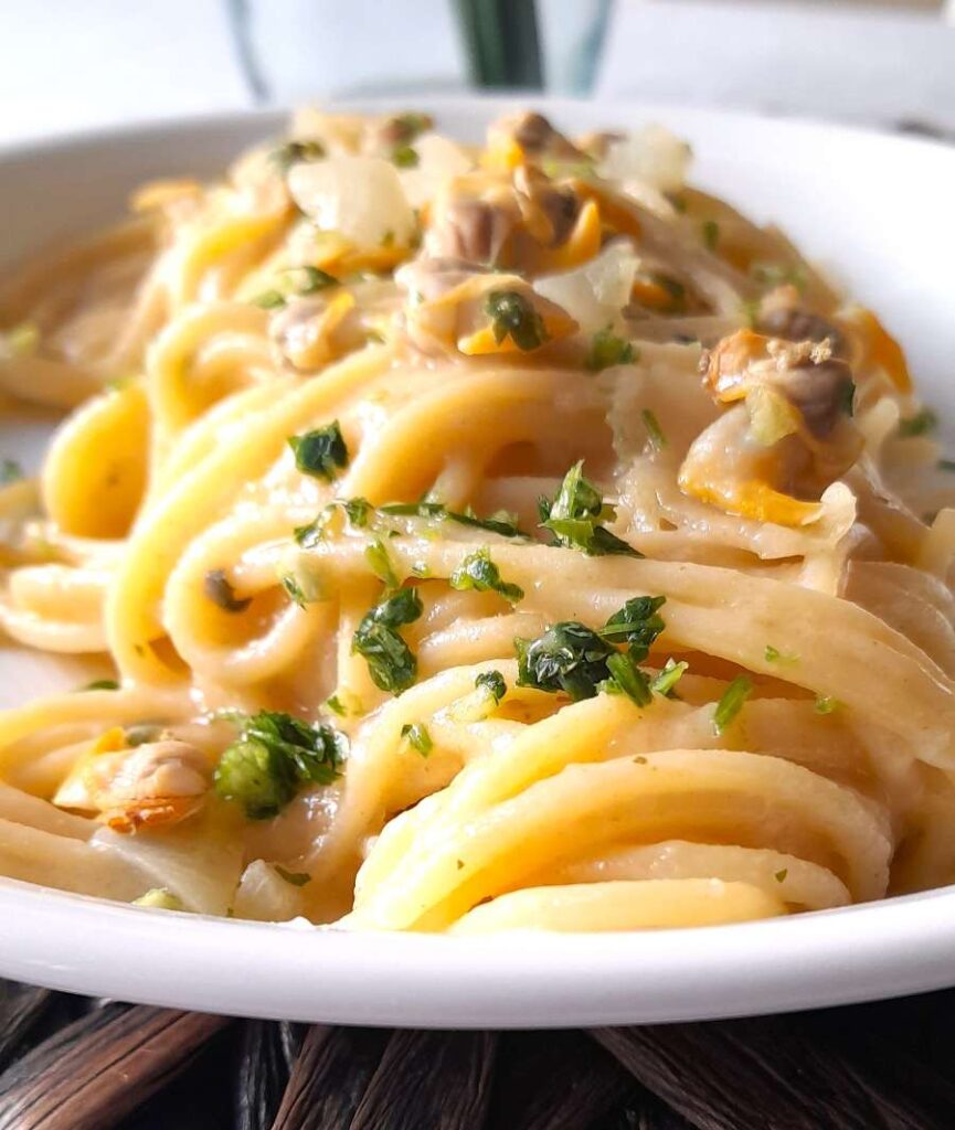 Espaguetis-con-berberechos-en-salsa-veloute
