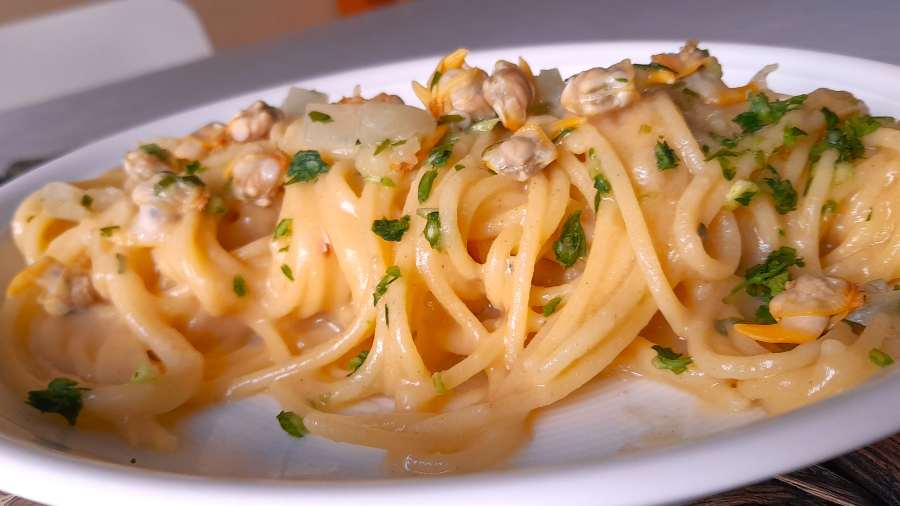 Espaguetis-con-berberechos-en-salsa-veloute
